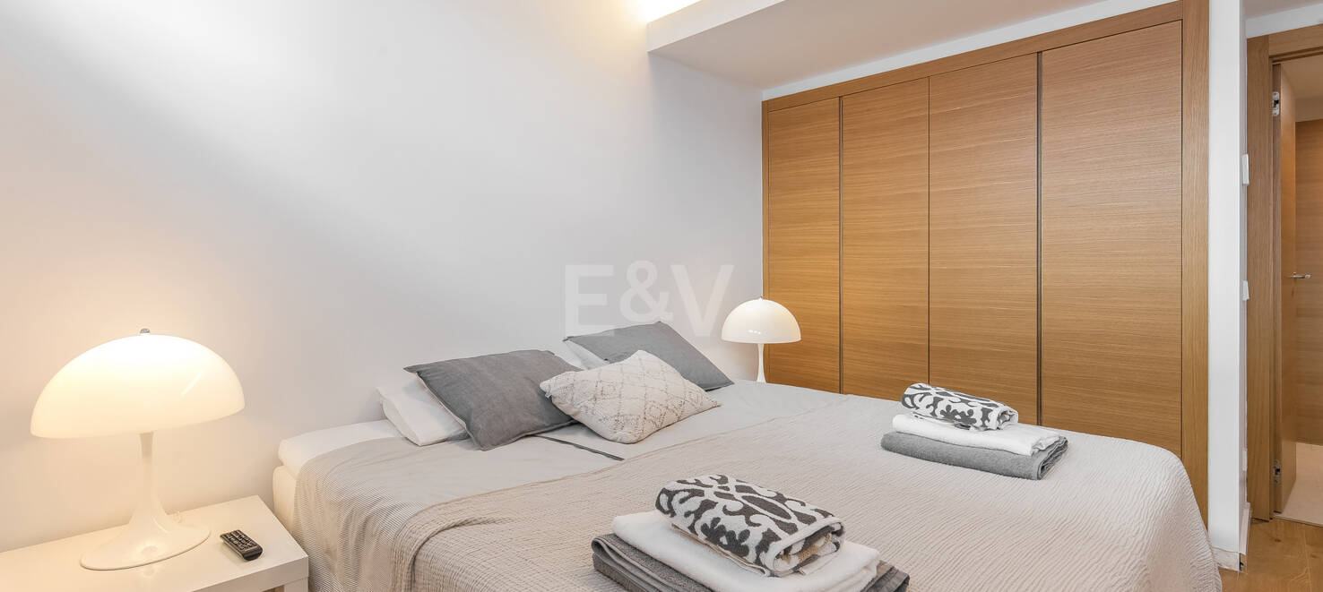 Villa en première ligne de plage contemporaine. Prix de 7,500 € à 17 000 € par semaine.