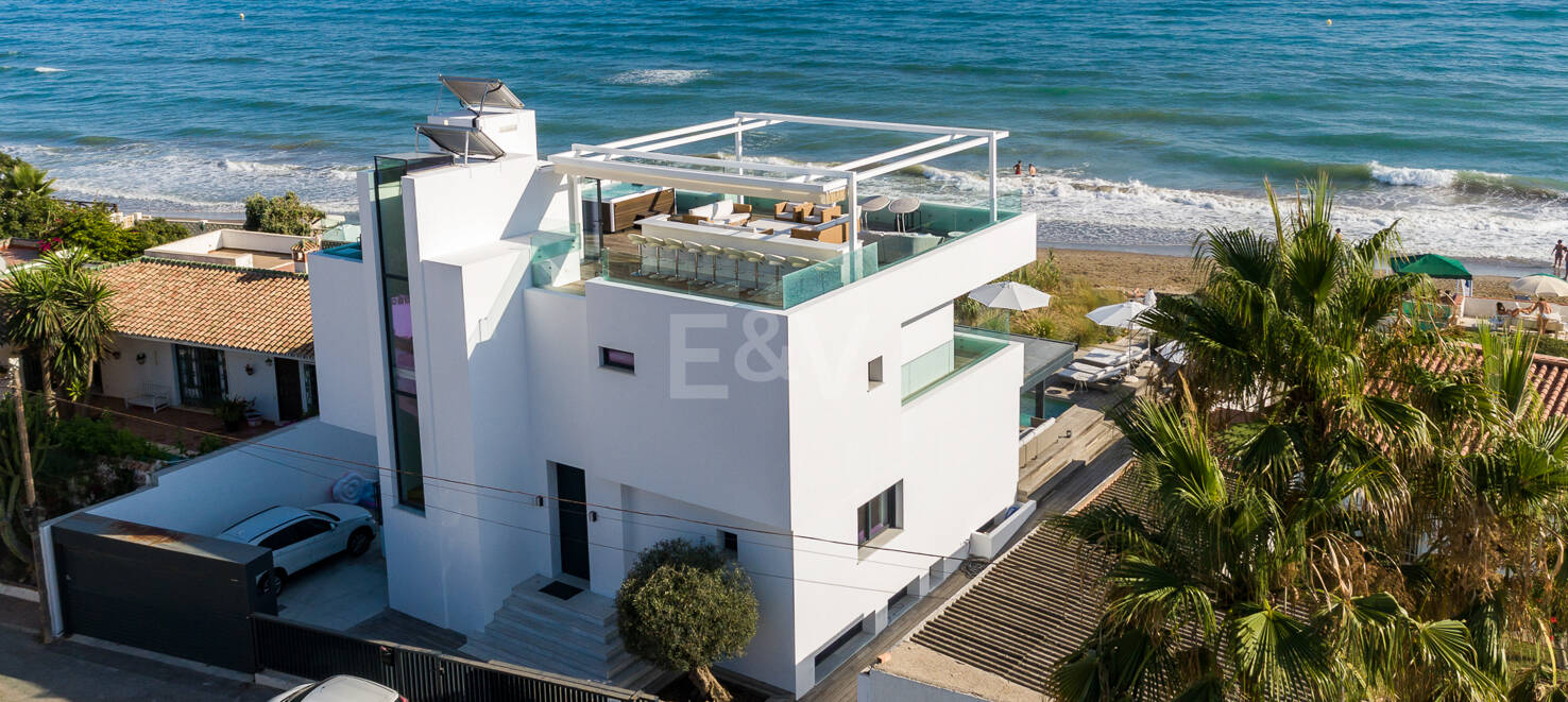 Villa en première ligne de plage contemporaine. Prix de 7,500 € à 17 000 € par semaine.