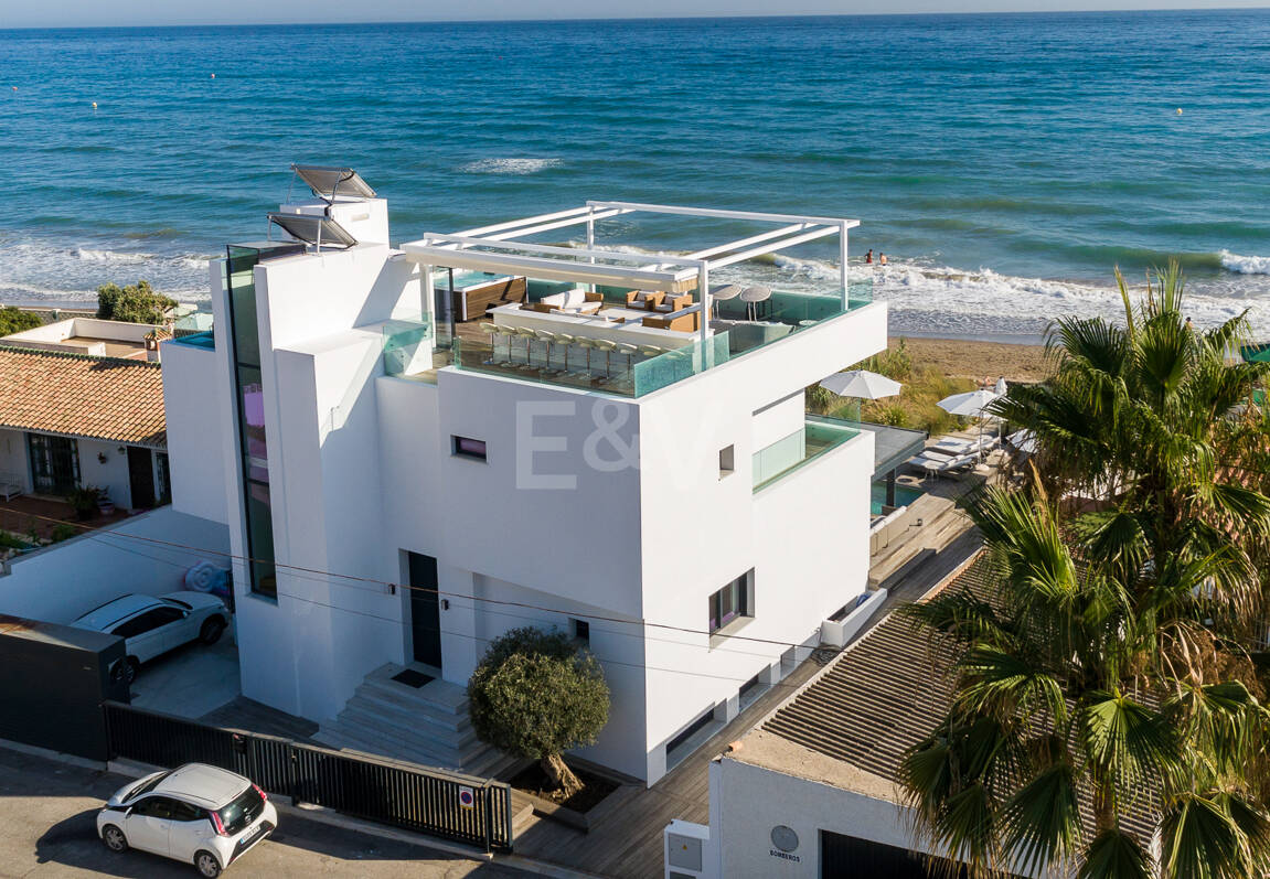 Villa en première ligne de plage contemporaine. Prix de 7,500 € à 17 000 € par semaine.