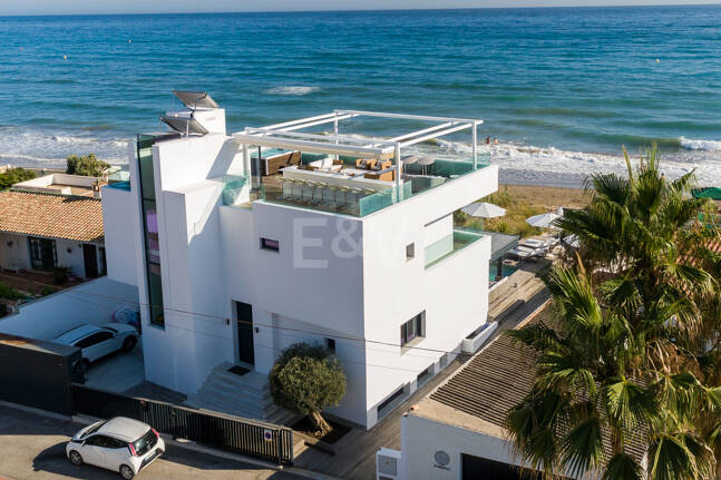 Villa en première ligne de plage contemporaine. Prix de 7,500 € à 17 000 € par semaine.