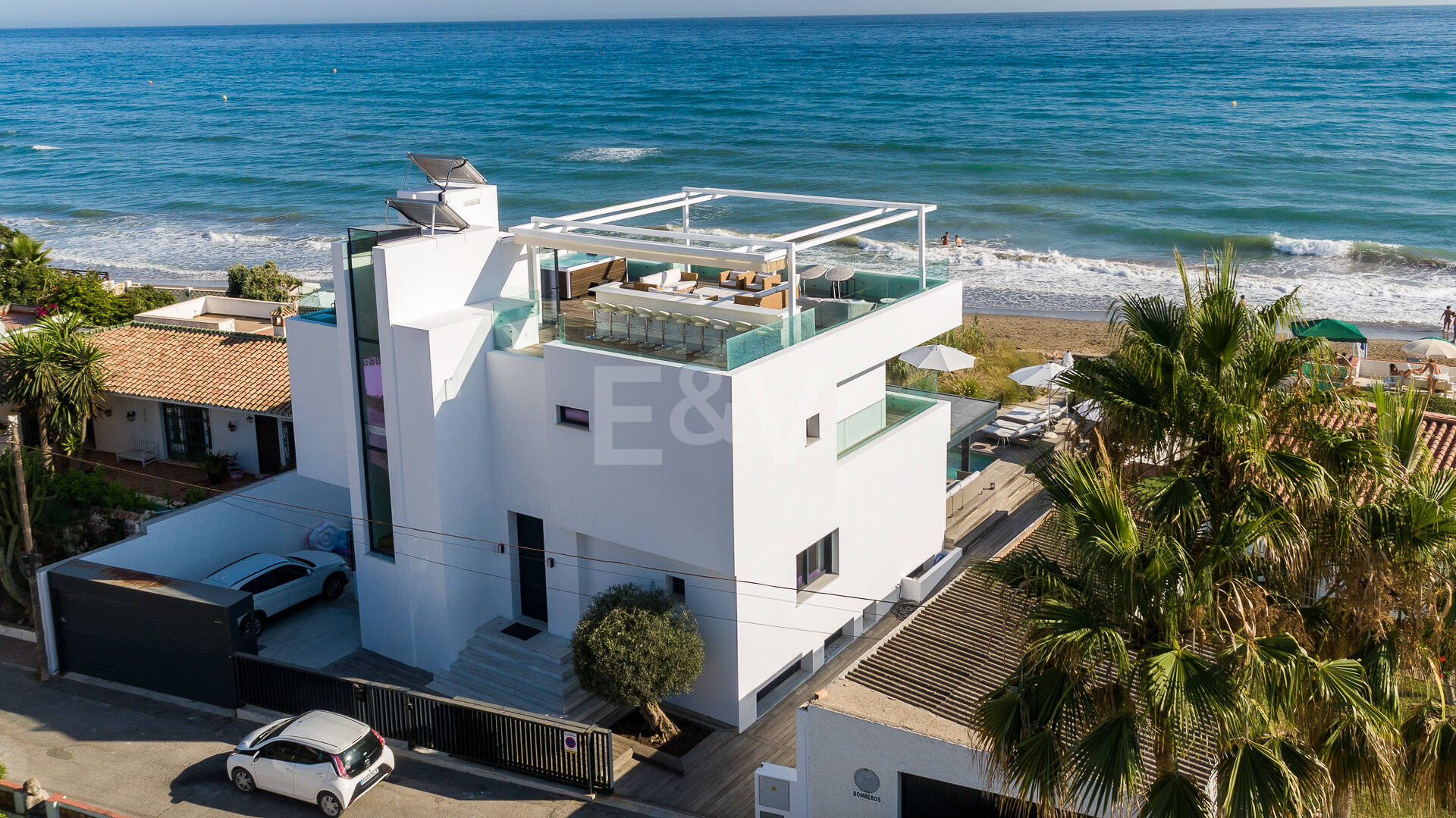 Villa en première ligne de plage contemporaine. Prix de 7,500 € à 17 000 € par semaine.