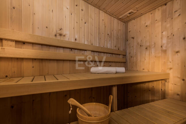 Villa en première ligne de plage contemporaine. Prix de 7,500 € à 17 000 € par semaine.