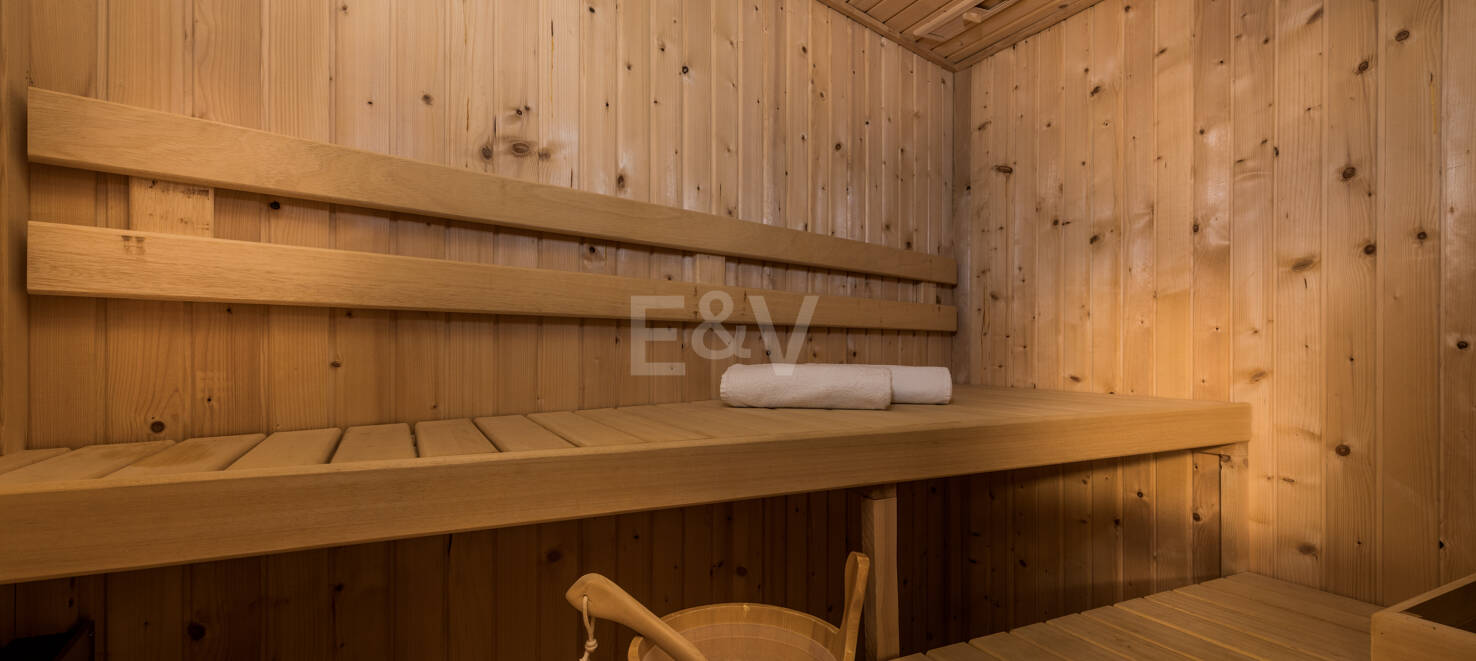 Villa en première ligne de plage contemporaine. Prix de 7,500 € à 17 000 € par semaine.