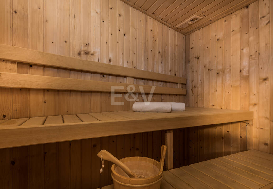 Villa en première ligne de plage contemporaine. Prix de 7,500 € à 17 000 € par semaine.