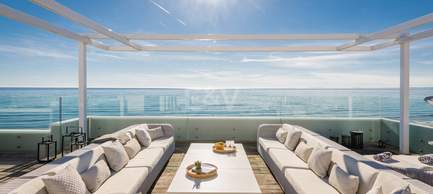 Villa en première ligne de plage contemporaine. Prix de 7,500 € à 17 000 € par semaine.