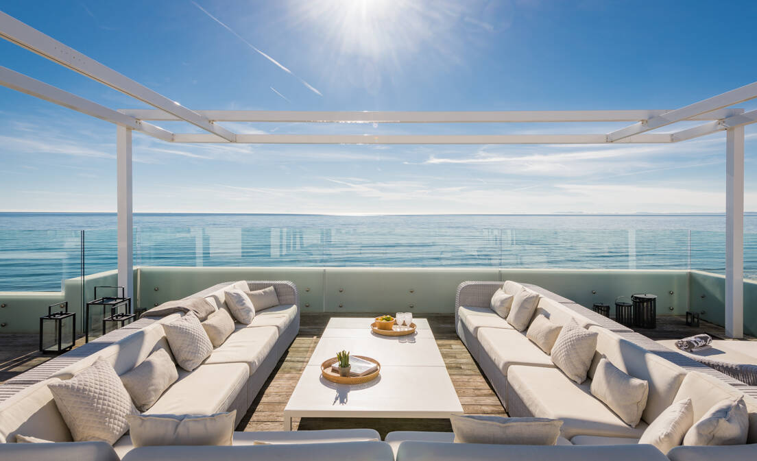 Moderne Villa direkt am Strand. PREISE von 7.500 € bis 17.000 € pro Woche.