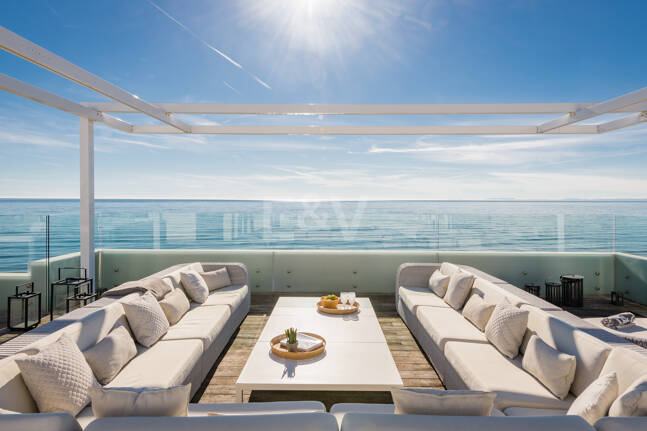 Villa en première ligne de plage contemporaine. Prix de 7,500 € à 17 000 € par semaine.