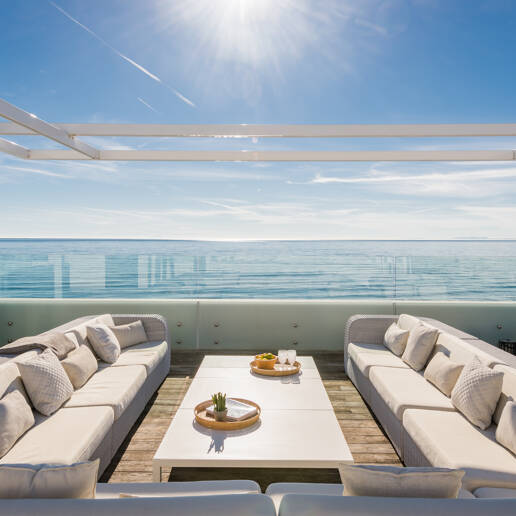 Villa en première ligne de plage contemporaine. Prix de 7,500 € à 17 000 € par semaine.