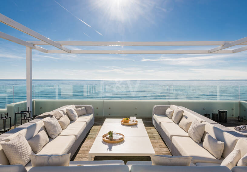 Villa en première ligne de plage contemporaine. Prix de 7,500 € à 17 000 € par semaine.