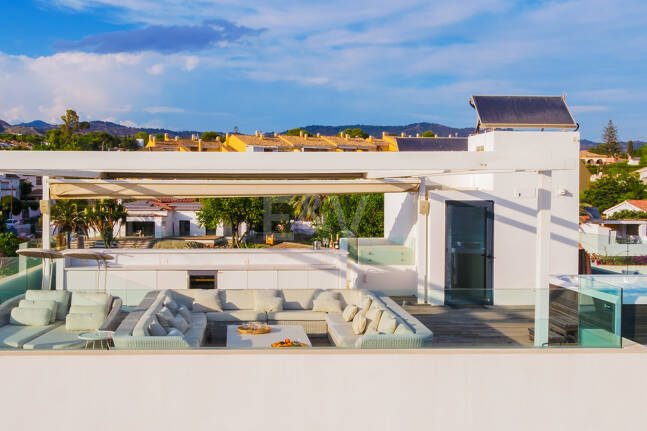 Villa en première ligne de plage contemporaine. Prix de 7,500 € à 17 000 € par semaine.