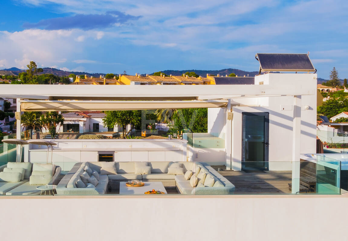 Villa en première ligne de plage contemporaine. Prix de 7,500 € à 17 000 € par semaine.