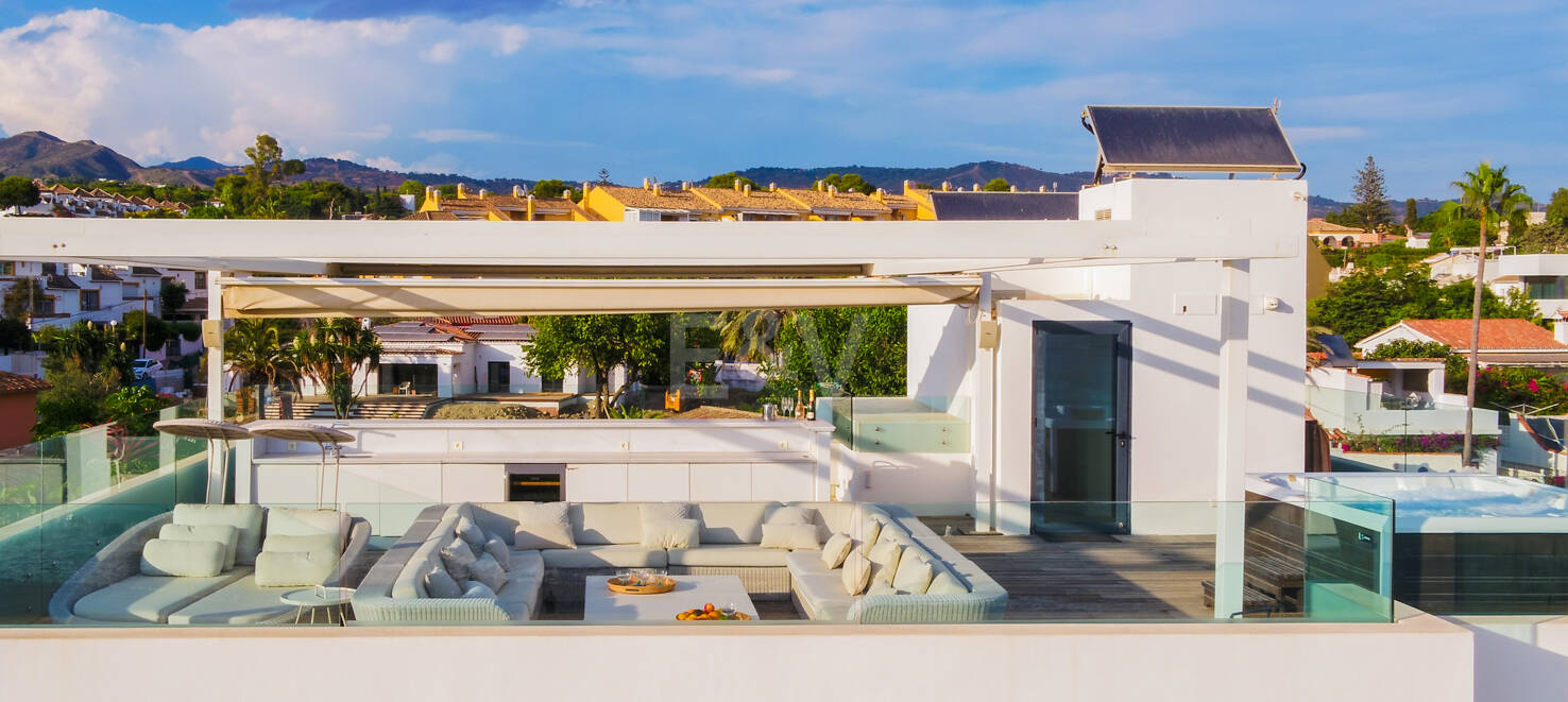 Villa en première ligne de plage contemporaine. Prix de 7,500 € à 17 000 € par semaine.