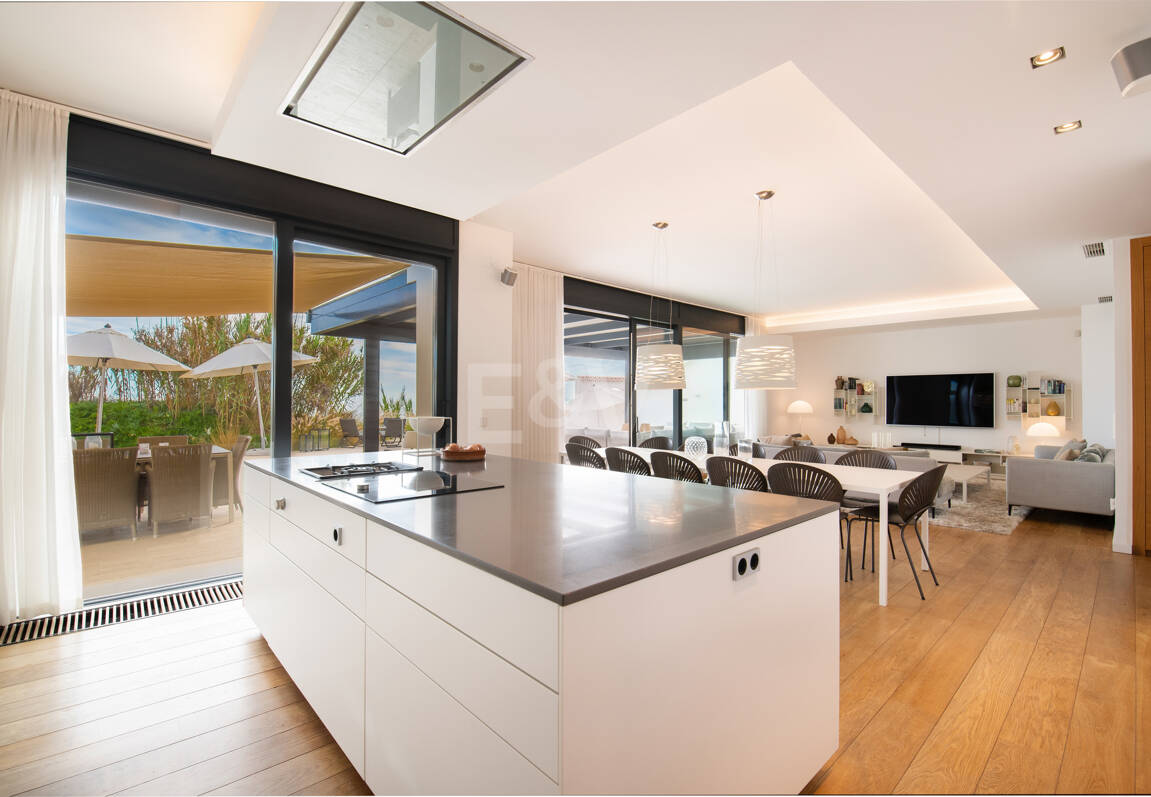 Villa en première ligne de plage contemporaine. Prix de 7,500 € à 17 000 € par semaine.