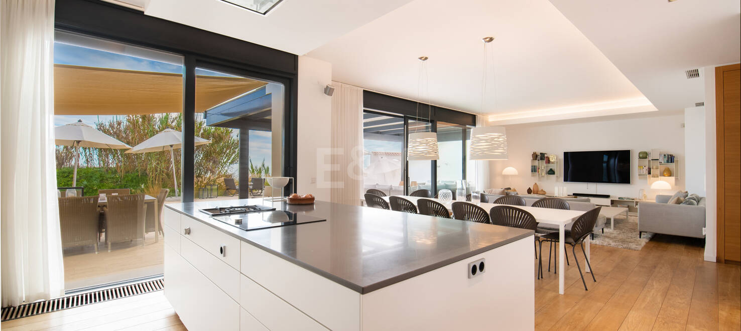 Villa en première ligne de plage contemporaine. Prix de 7,500 € à 17 000 € par semaine.