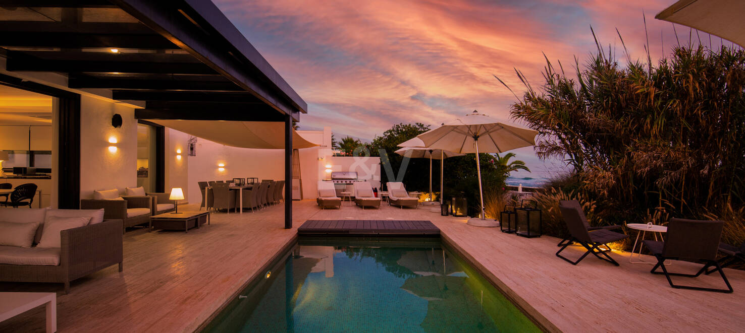 Villa en première ligne de plage contemporaine. Prix de 7,500 € à 17 000 € par semaine.