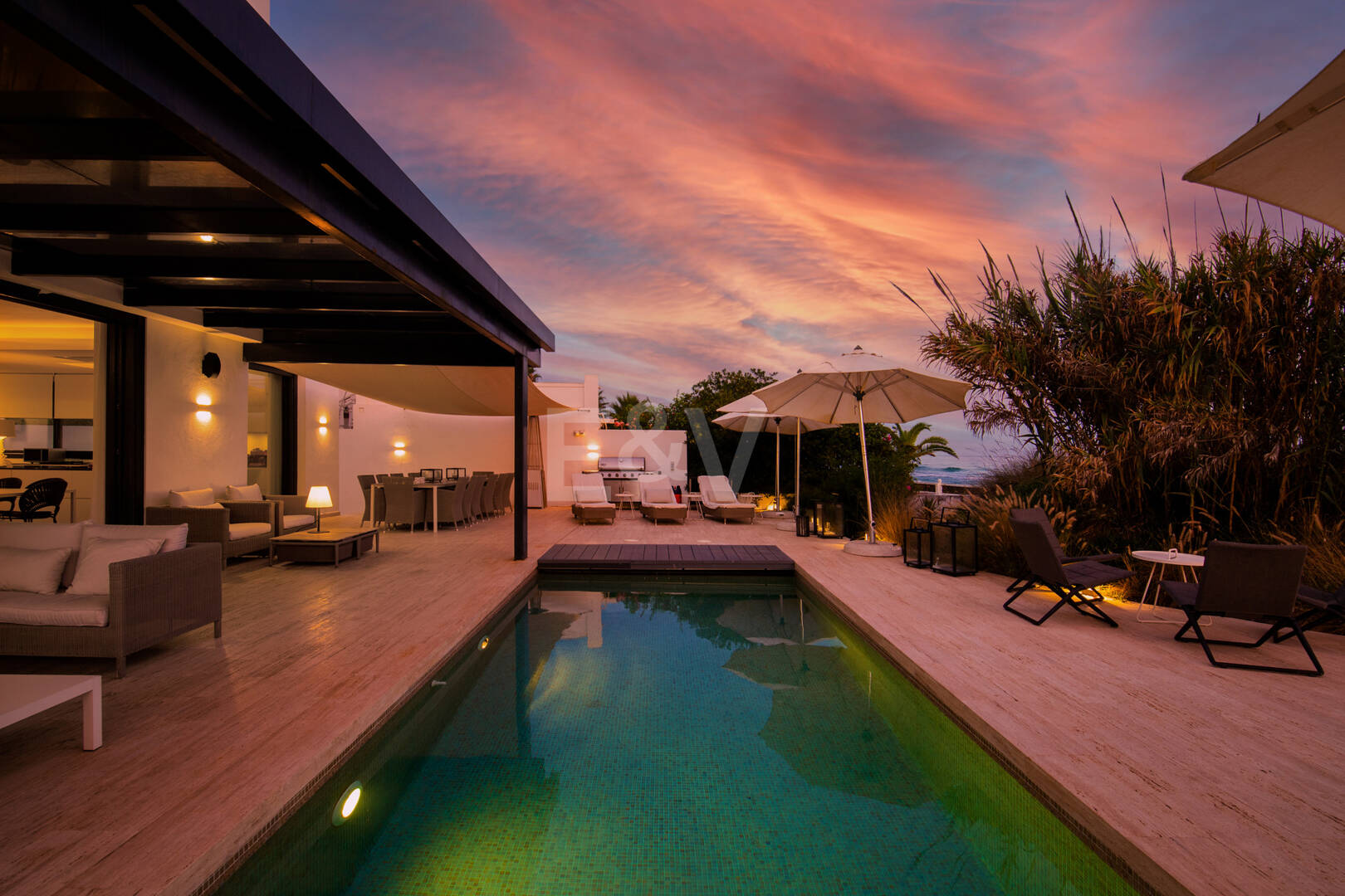 Villa en première ligne de plage contemporaine. Prix de 7,500 € à 17 000 € par semaine.