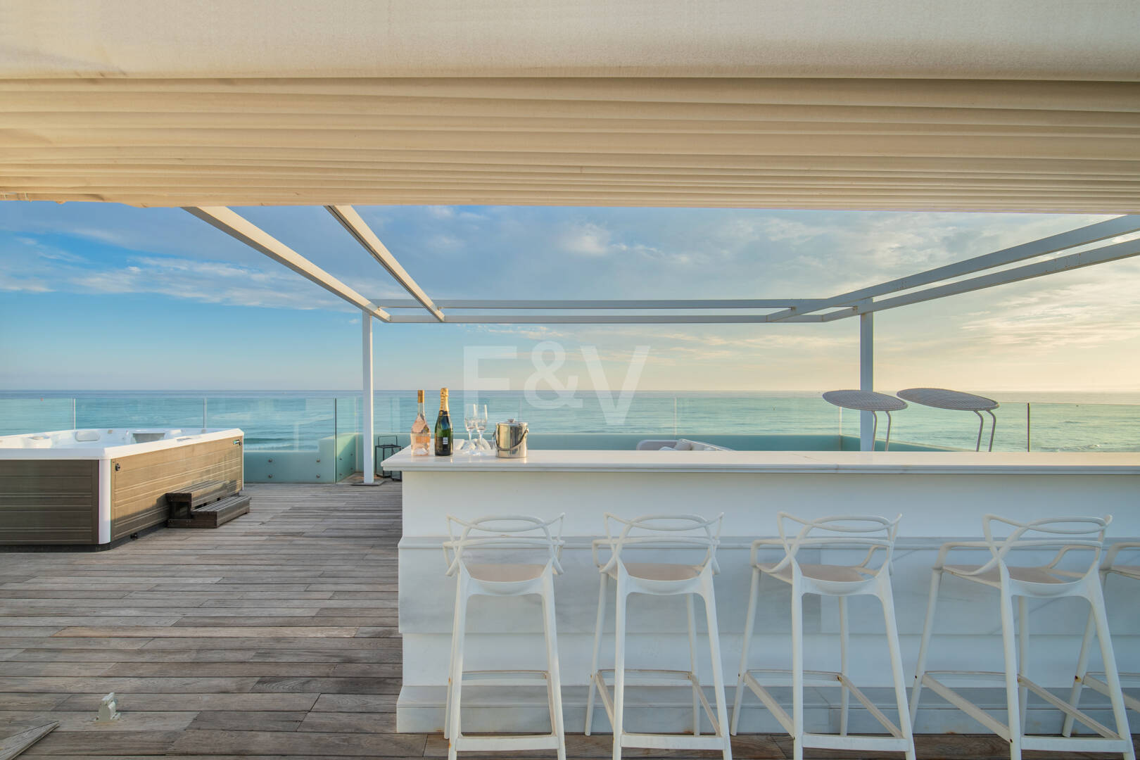 Villa en première ligne de plage contemporaine. Prix de 7,500 € à 17 000 € par semaine.