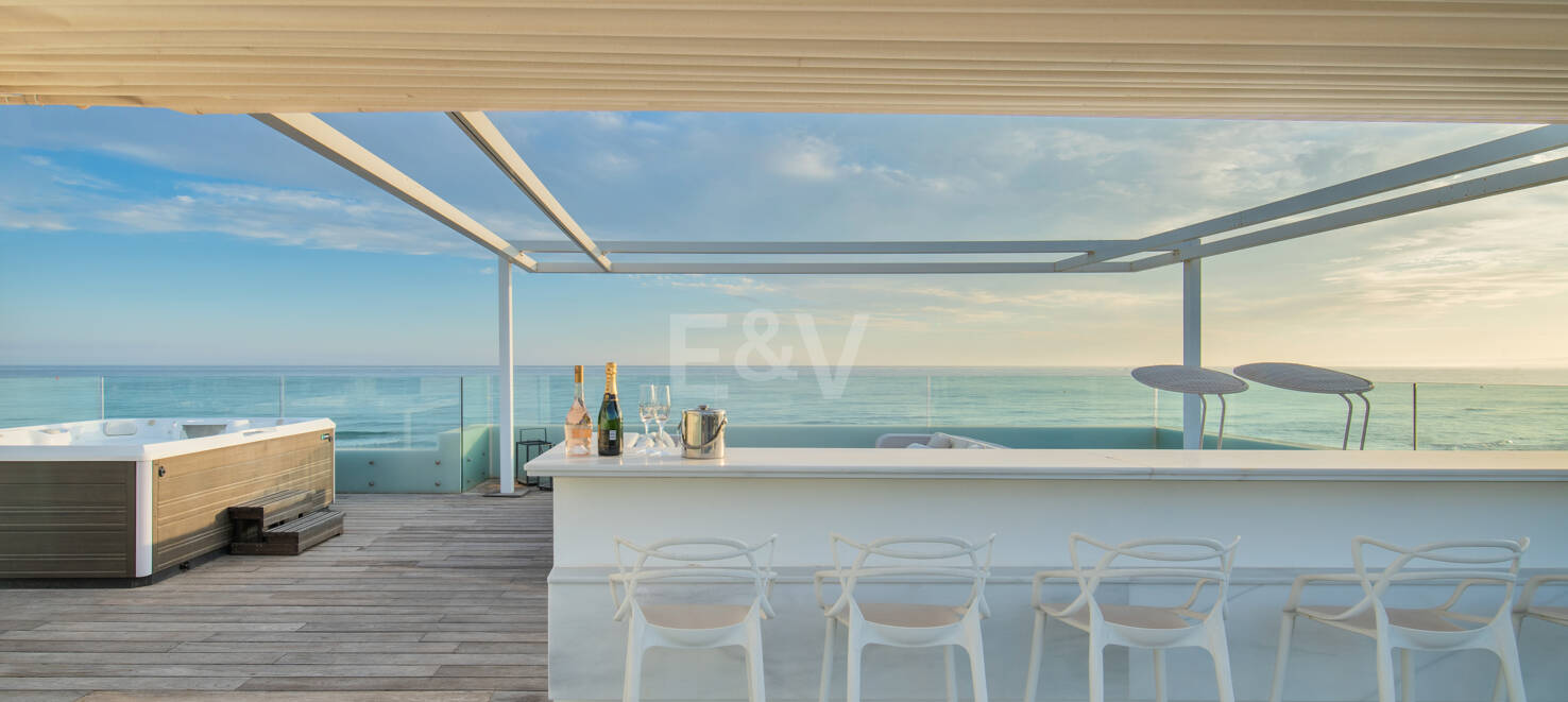 Villa en première ligne de plage contemporaine. Prix de 7,500 € à 17 000 € par semaine.