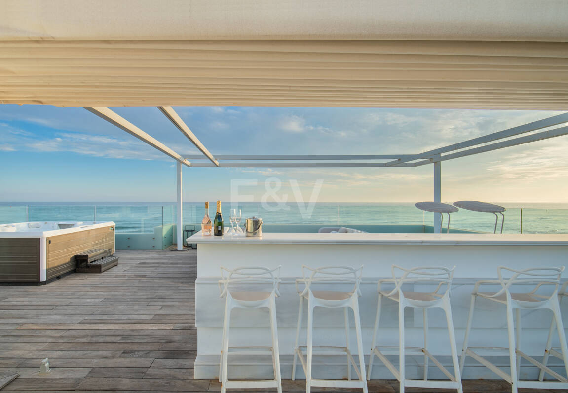 Villa en première ligne de plage contemporaine. Prix de 7,500 € à 17 000 € par semaine.