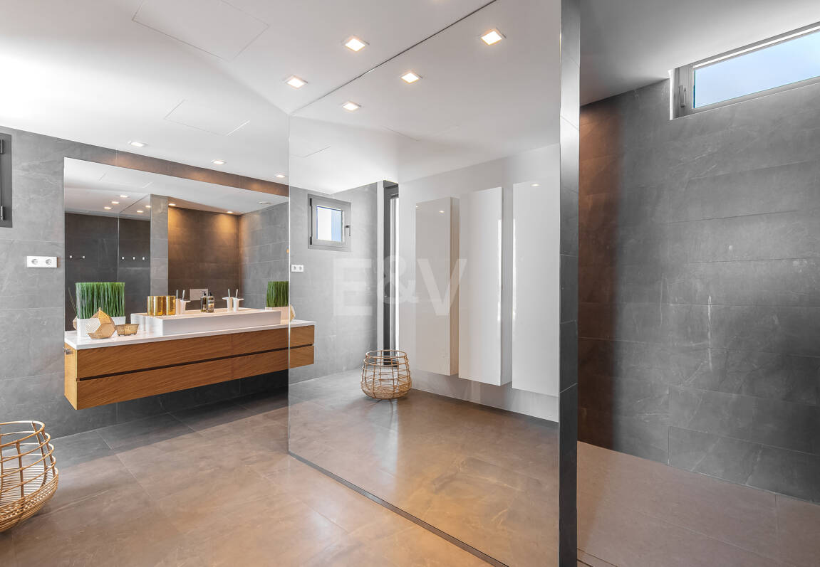 Villa en première ligne de plage contemporaine. Prix de 7,500 € à 17 000 € par semaine.