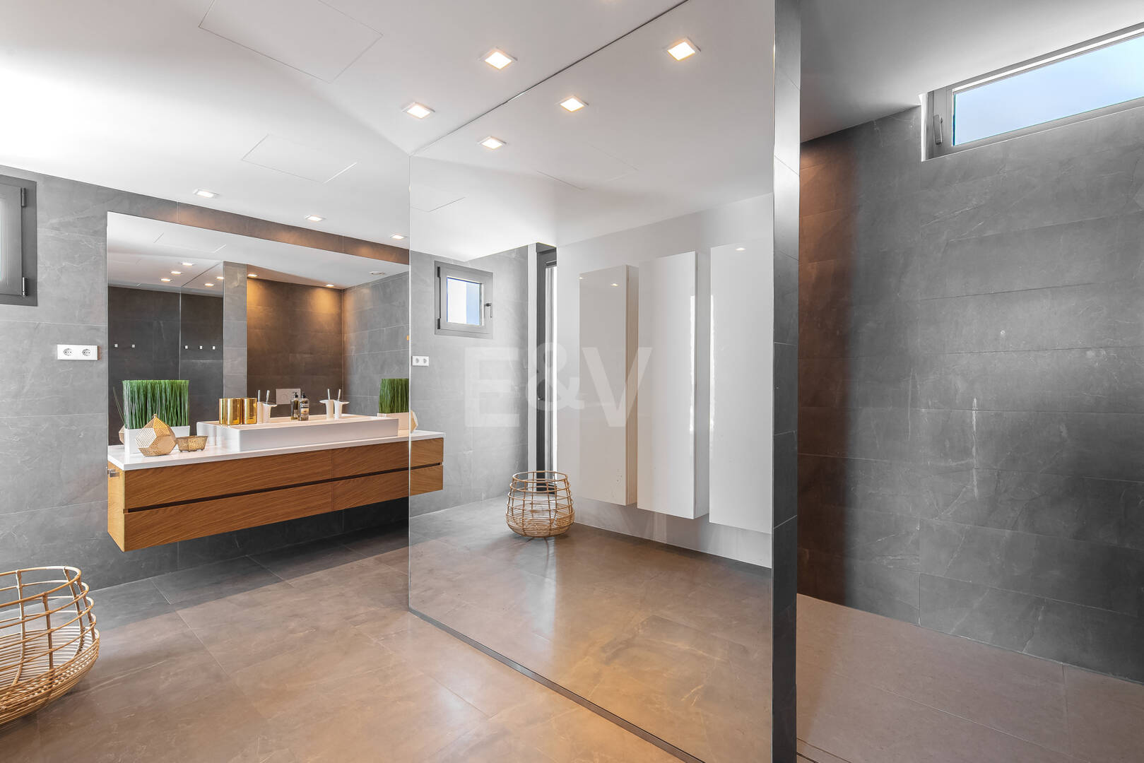 Villa en première ligne de plage contemporaine. Prix de 7,500 € à 17 000 € par semaine.