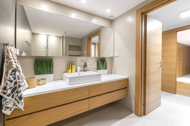 Villa en première ligne de plage contemporaine. Prix de 7,500 € à 17 000 € par semaine.