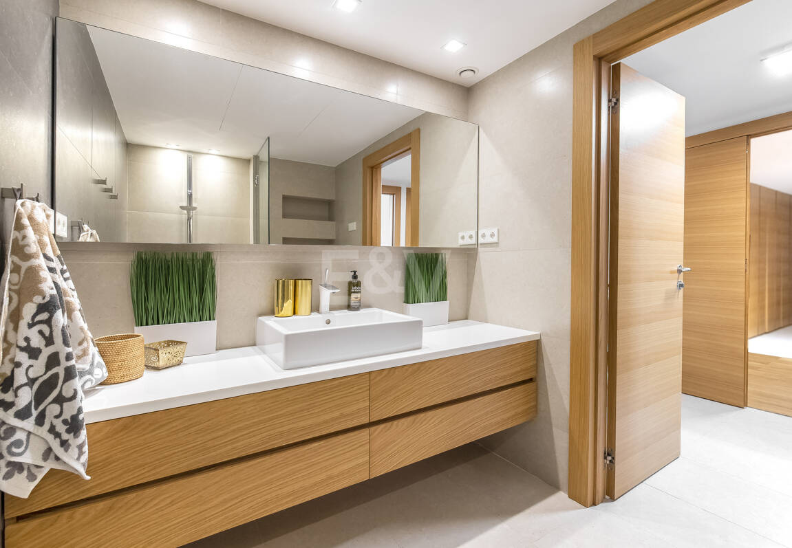 Villa en première ligne de plage contemporaine. Prix de 7,500 € à 17 000 € par semaine.