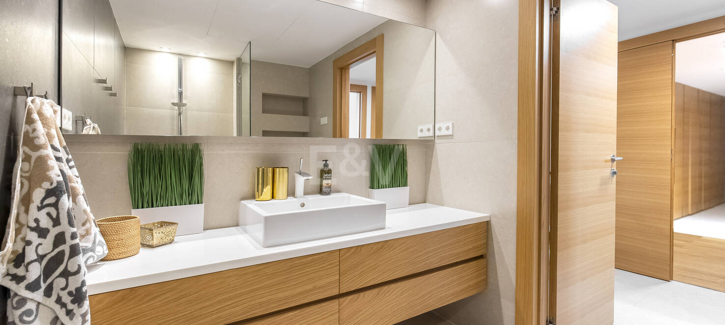 Villa en première ligne de plage contemporaine. Prix de 7,500 € à 17 000 € par semaine.