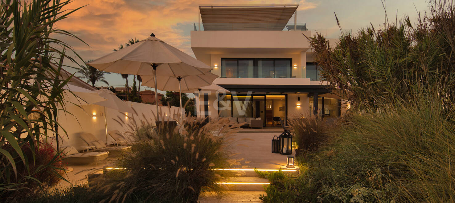 Villa en première ligne de plage contemporaine. Prix de 7,500 € à 17 000 € par semaine.