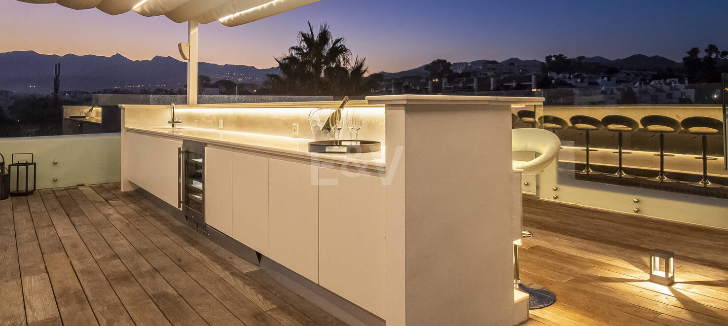 Villa en première ligne de plage contemporaine. Prix de 7,500 € à 17 000 € par semaine.