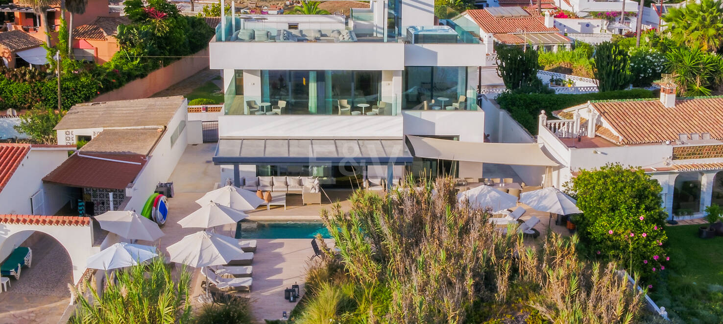 Villa en première ligne de plage contemporaine. Prix de 7,500 € à 17 000 € par semaine.