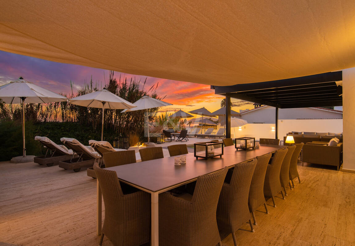 Villa en première ligne de plage contemporaine. Prix de 7,500 € à 17 000 € par semaine.