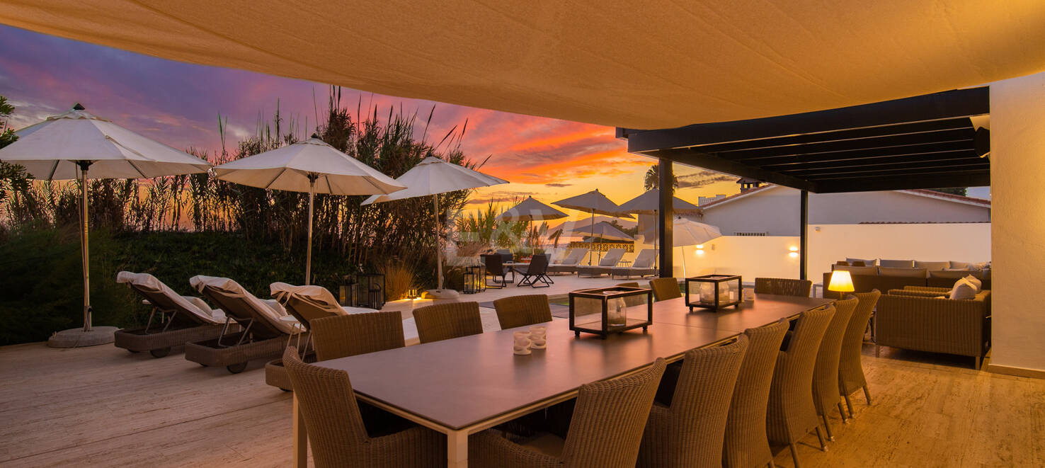 Villa en première ligne de plage contemporaine. Prix de 7,500 € à 17 000 € par semaine.