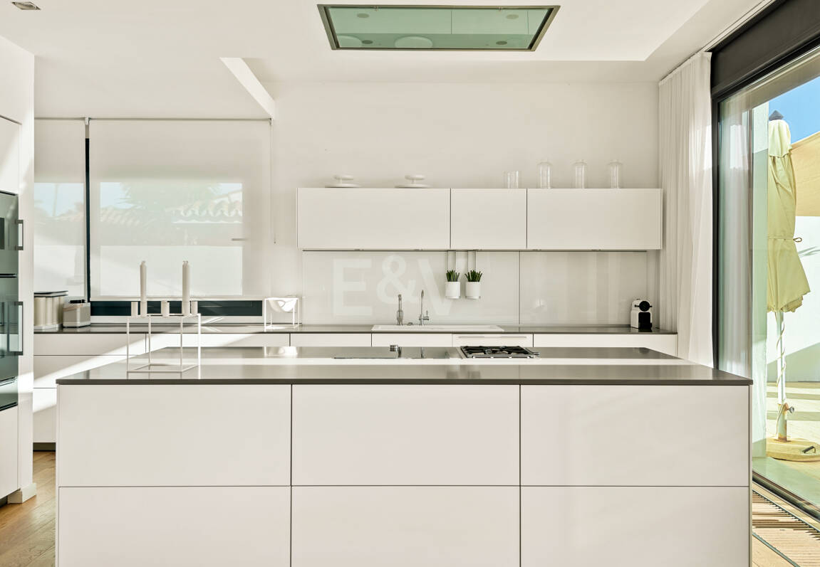 Villa en première ligne de plage contemporaine. Prix de 7,500 € à 17 000 € par semaine.