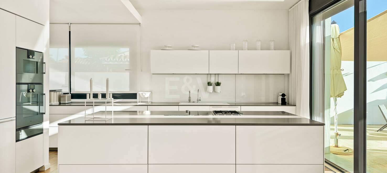 Villa en première ligne de plage contemporaine. Prix de 7,500 € à 17 000 € par semaine.