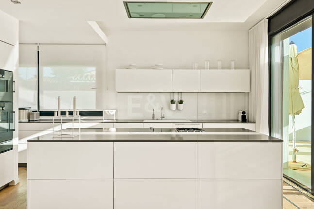 Villa en première ligne de plage contemporaine. Prix de 7,500 € à 17 000 € par semaine.