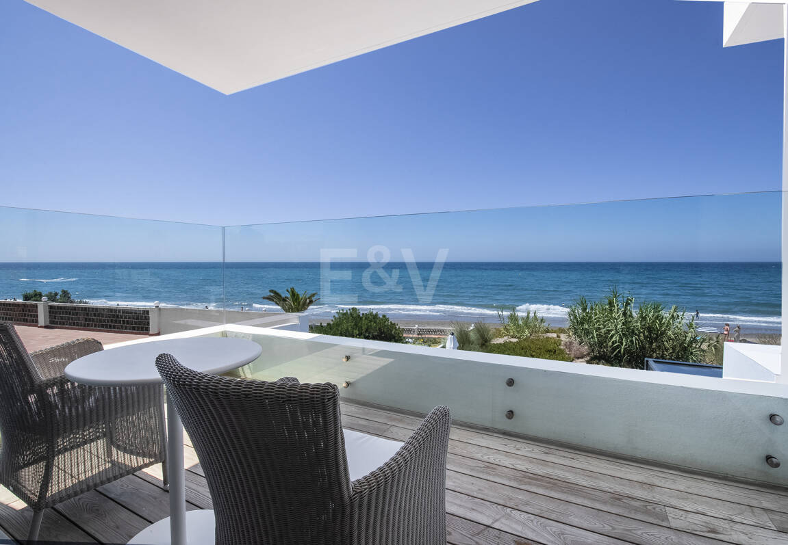 Villa en première ligne de plage contemporaine. Prix de 7,500 € à 17 000 € par semaine.