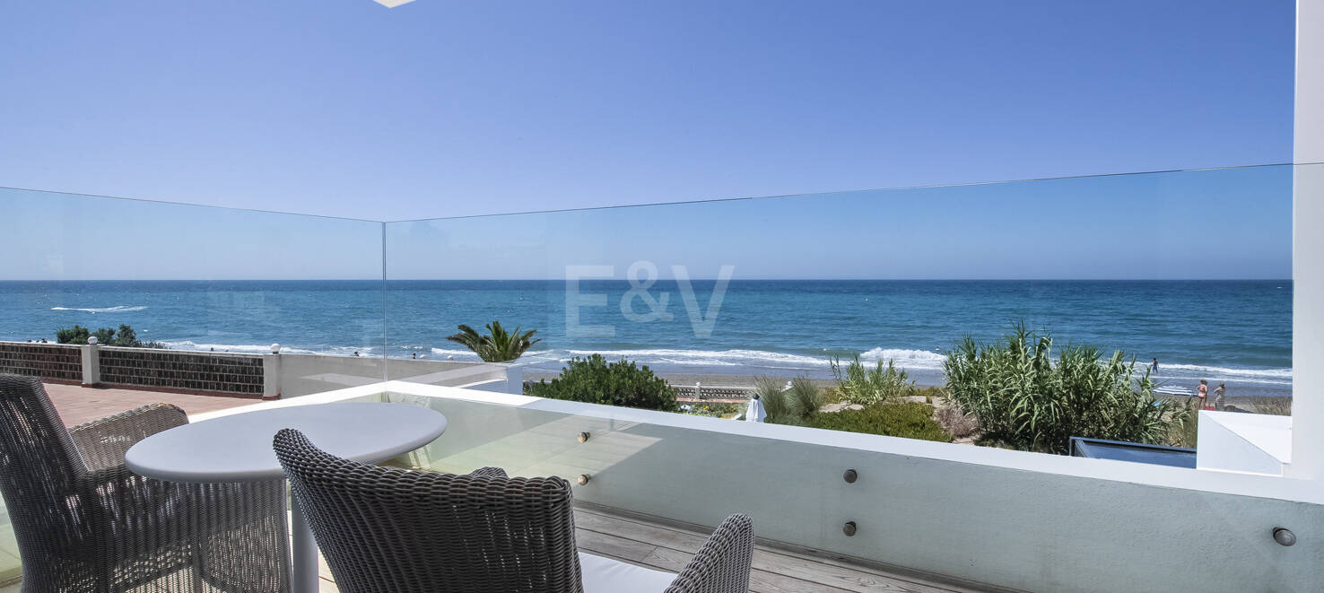 Villa en première ligne de plage contemporaine. Prix de 7,500 € à 17 000 € par semaine.