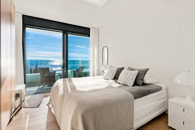 Villa en première ligne de plage contemporaine. Prix de 7,500 € à 17 000 € par semaine.