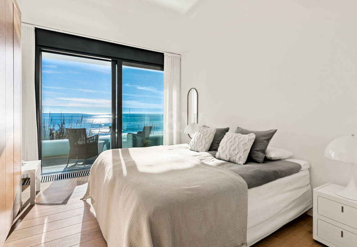 Villa en première ligne de plage contemporaine. Prix de 7,500 € à 17 000 € par semaine.