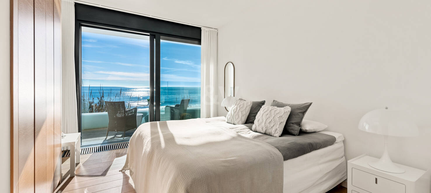 Villa en première ligne de plage contemporaine. Prix de 7,500 € à 17 000 € par semaine.