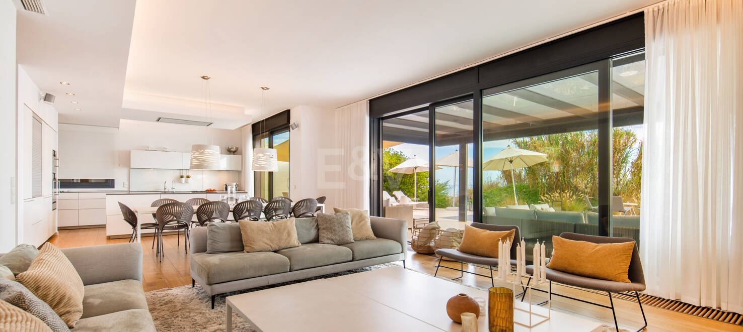 Villa en première ligne de plage contemporaine. Prix de 7,500 € à 17 000 € par semaine.