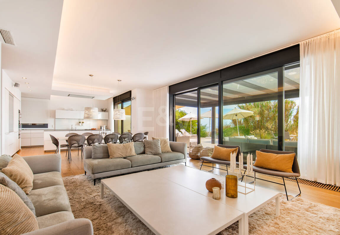 Villa en première ligne de plage contemporaine. Prix de 7,500 € à 17 000 € par semaine.