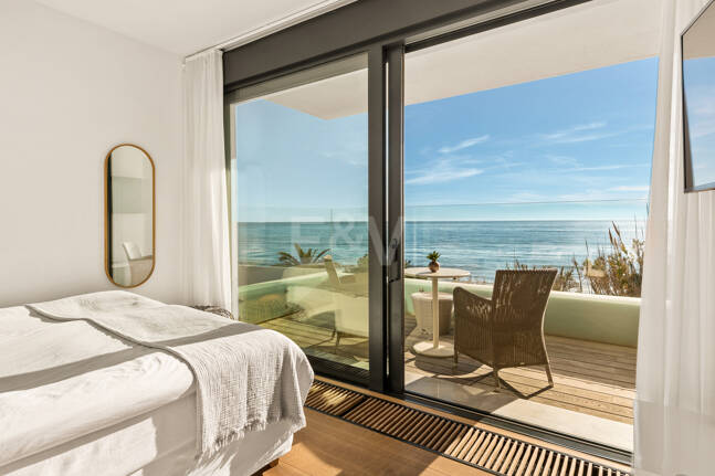 Villa en première ligne de plage contemporaine. Prix de 7,500 € à 17 000 € par semaine.