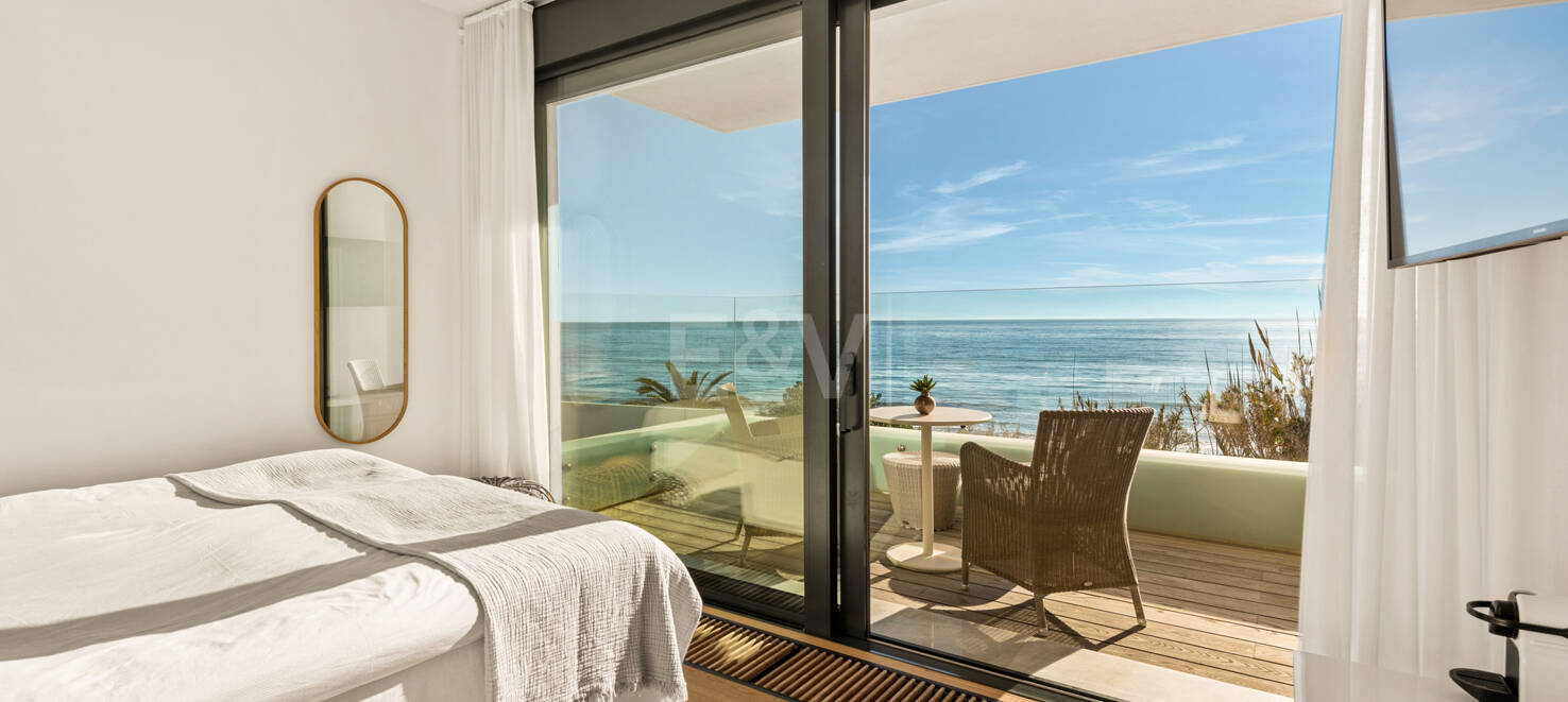 Villa en première ligne de plage contemporaine. Prix de 7,500 € à 17 000 € par semaine.