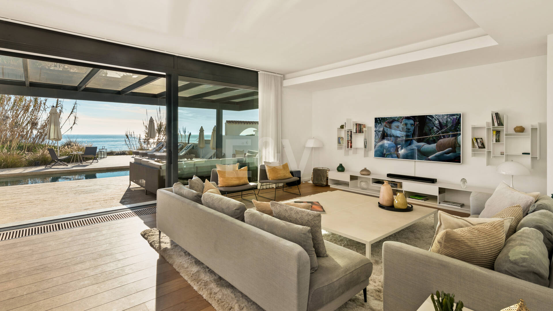 Villa en première ligne de plage contemporaine. Prix de 7,500 € à 17 000 € par semaine.