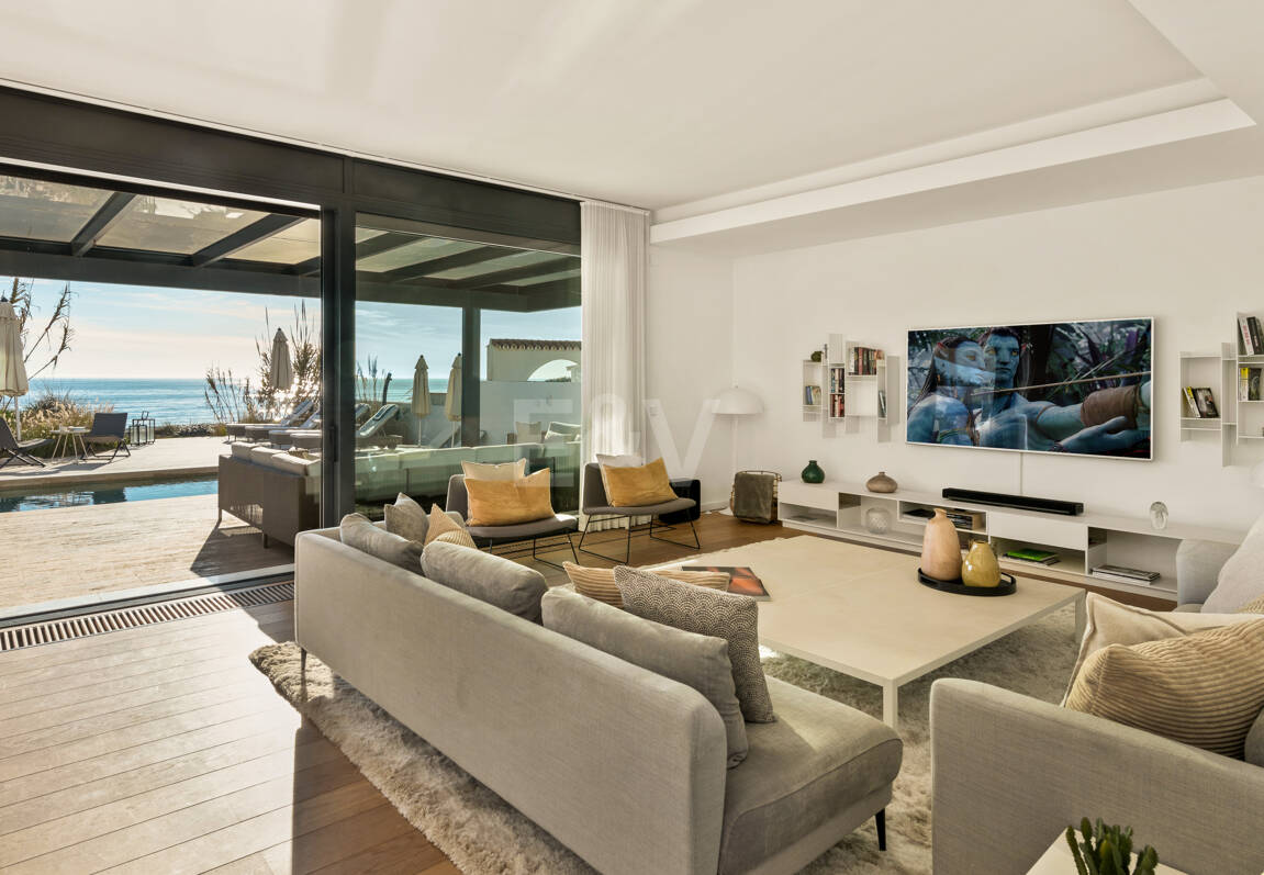 Villa en première ligne de plage contemporaine. Prix de 7,500 € à 17 000 € par semaine.