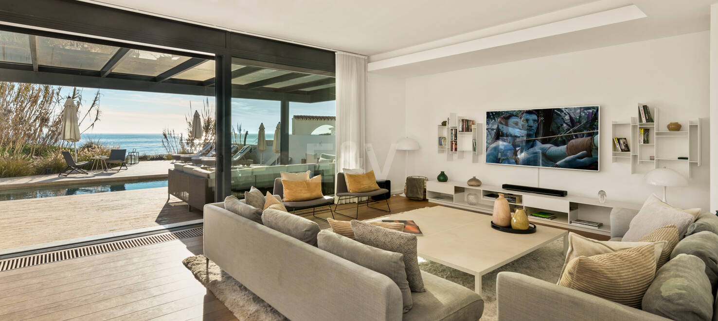 Villa en première ligne de plage contemporaine. Prix de 7,500 € à 17 000 € par semaine.