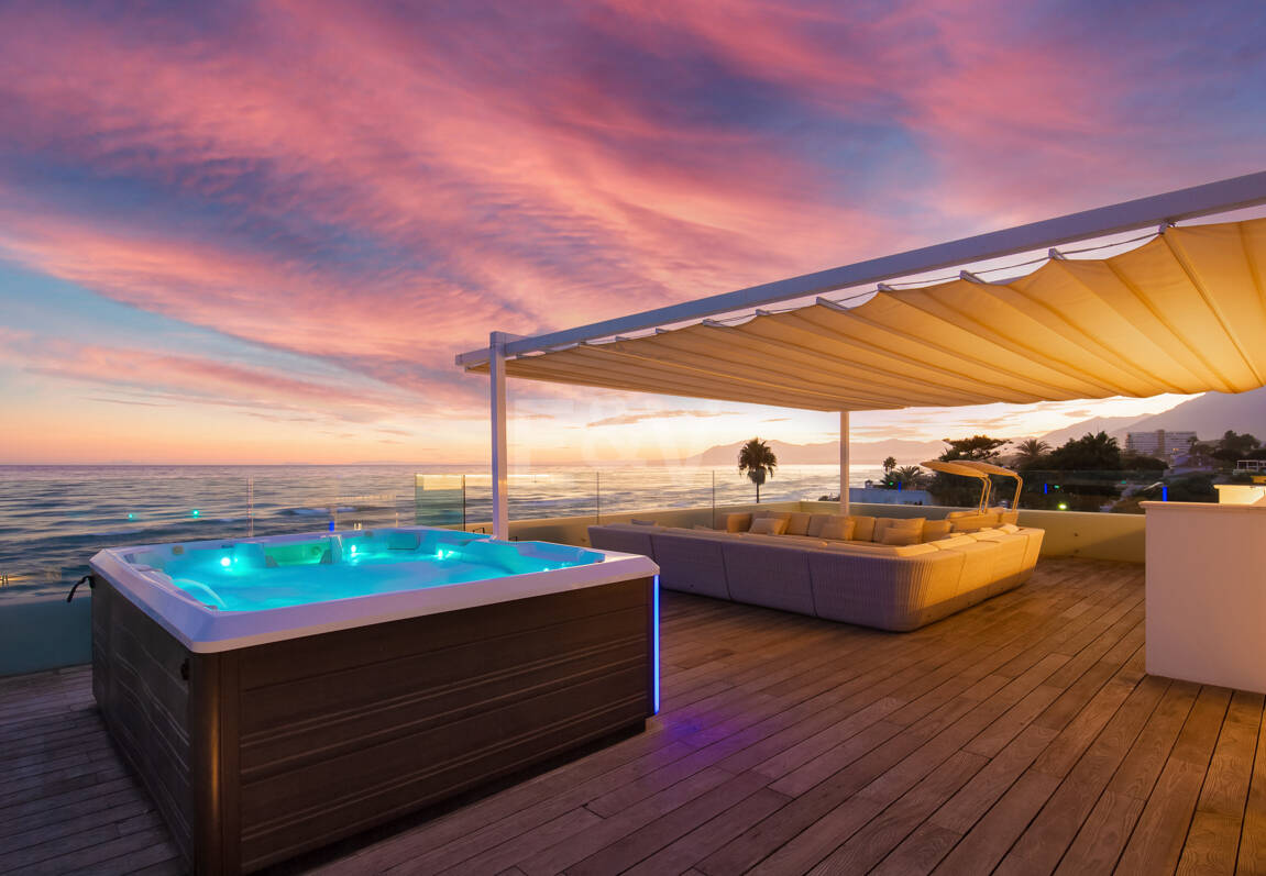 Villa en première ligne de plage contemporaine. Prix de 7,500 € à 17 000 € par semaine.