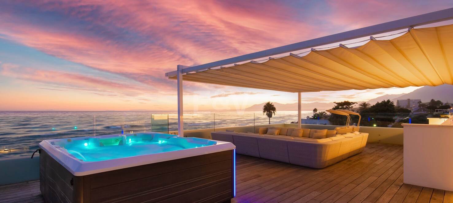 Villa en première ligne de plage contemporaine. Prix de 7,500 € à 17 000 € par semaine.
